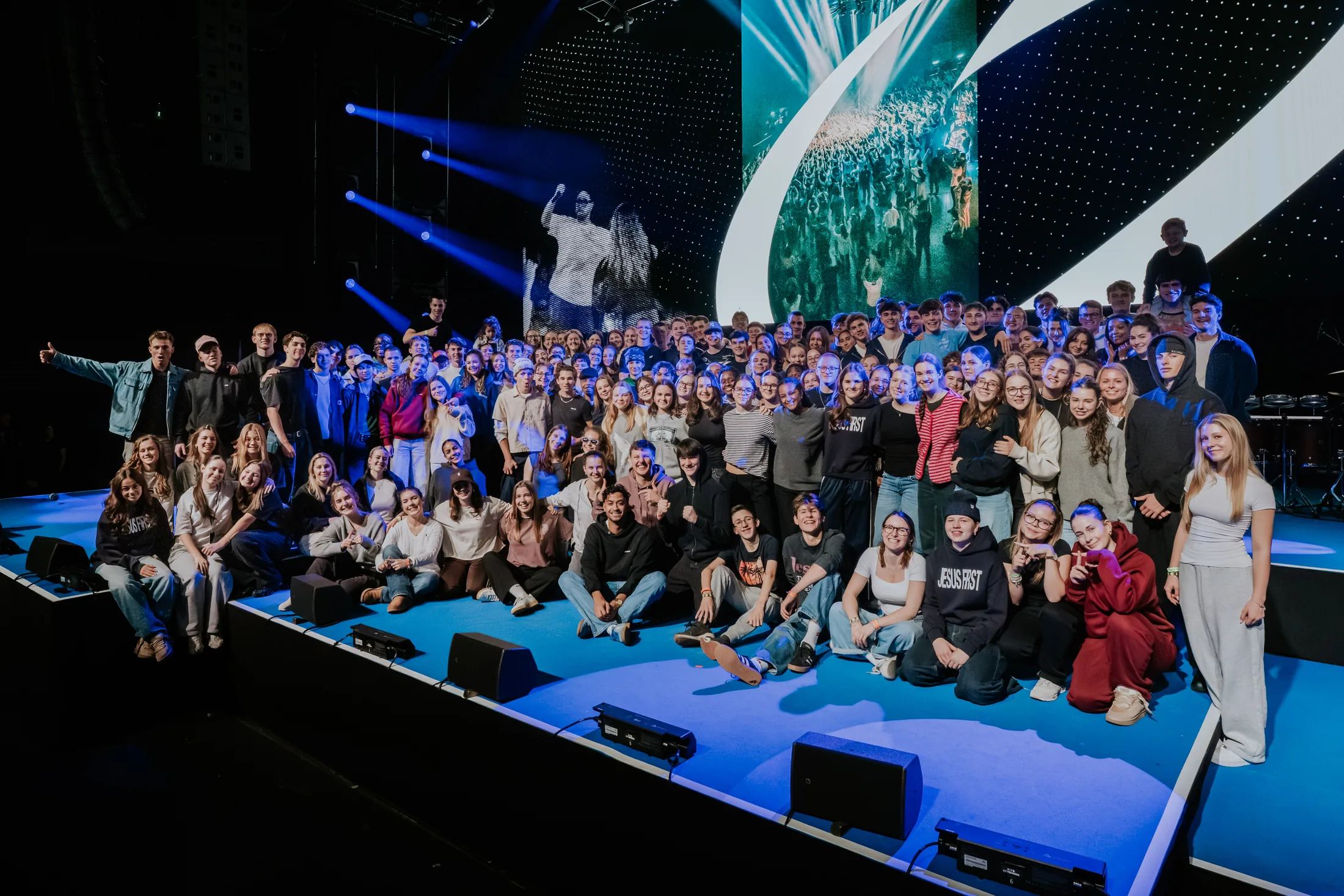 Gruppenbild des Camps auf der Bühne